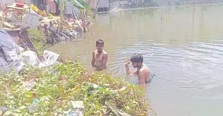 ফেনীতে ২ মাদকসেবী আটক; ময়লা পুকুর পরিষ্কারে নামালো স্থানীয়রা